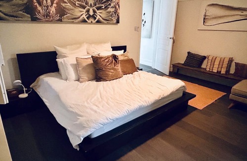 Cremorne Apartment | Modern, private garden apartment. 5 mins from beach. Pet friendly!