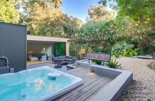 Fire Mountain House | A Zen Paradise - With Hot Tub and Pizza Oven