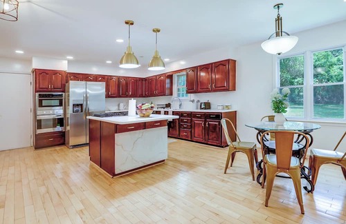 Fort Washington House | The Château Lux 4 bedrooms 2.5 baths, sleeps 8, 5min from MGM & National Harbor.