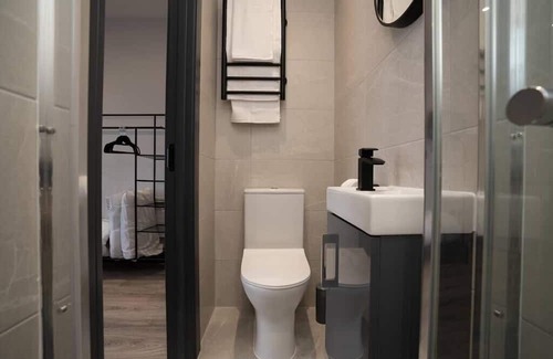 Southall Green Apartment | Cosy Ensuite Room in Southall, Great Links to LDN