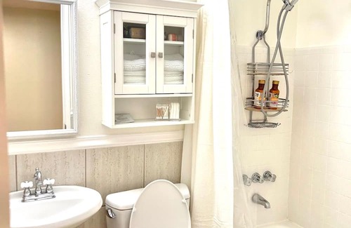 Swiss Manor House | Charming 3-bedroom house with AC and WiFi in tranquil Flagstaff