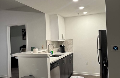 Hollywood Apartment | Charming 1-bedroom suite in marvelous Los Angeles with AC, WiFi