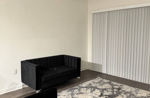 Hollywood Apartment | Charming 1-bedroom suite in marvelous Los Angeles with AC, WiFi