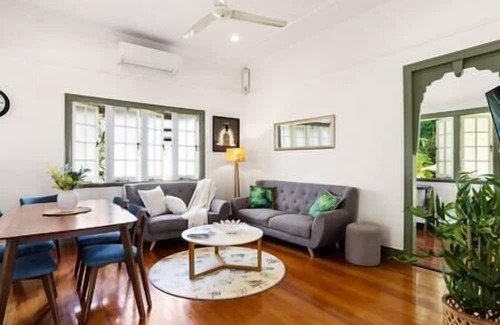 Edge Hill House | Classical King Bed Home at Edge Hill, 5km To Cairns