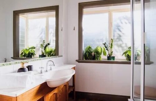 Edge Hill House | Classical King Bed Home at Edge Hill, 5km To Cairns