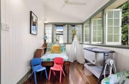 Edge Hill House | Classical King Bed Home at Edge Hill, 5km To Cairns