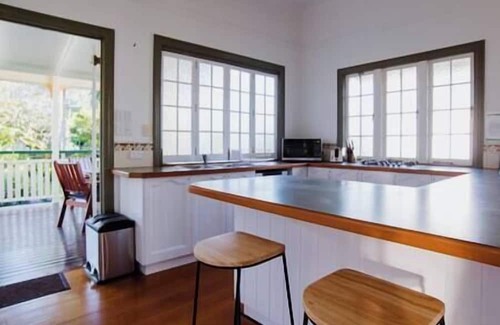 Edge Hill House | Classical King Bed Home at Edge Hill, 5km To Cairns
