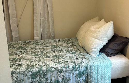 Port Charlotte House | Private Guest Suite 7 mins from the beach!