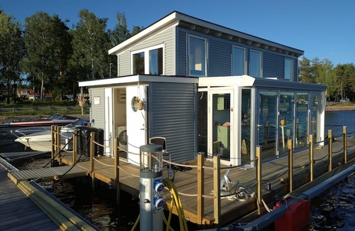 Falun Boat Rental | Relax on our Houseboat- Take a swim in the summer or go skating in the winter