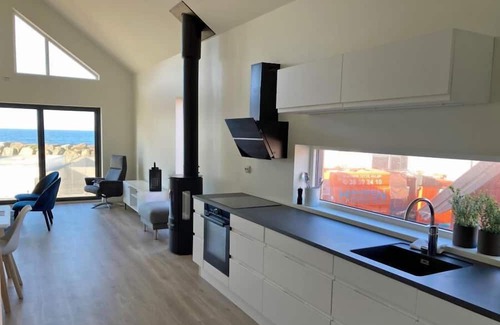 Vestbygd House | Holiday home 'Lista Maritim 5', built 2021, at the guest harbor in Borhaug-Borshavn near Farsund, Listafjorden, southern Norway, 7+2 persons, 135 m² living space, panoramic windows and south-facing balcony. south-facing balcony, modern furnishing.