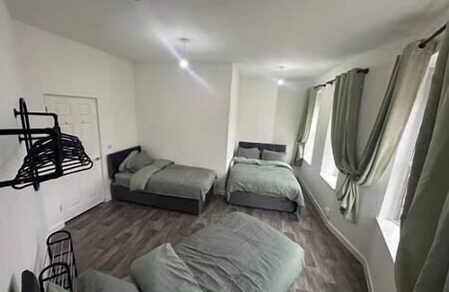 Grangetown Apartment | Cardiff flat no1 outskirts of city centre sleeps six