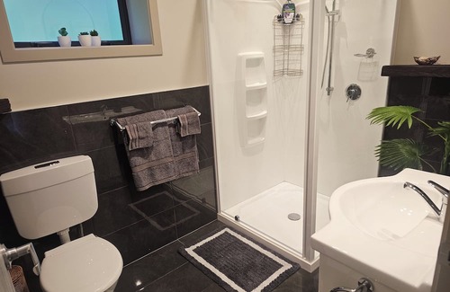 Oban House | Central location, 5 mins to everything. Car can be provided.