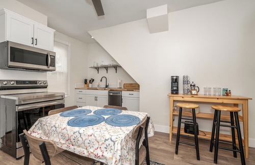 Ludlow House | Historic Ludlow Suites – 2 Apts in 1 Booking! Highly Walkable, Min to Downtown