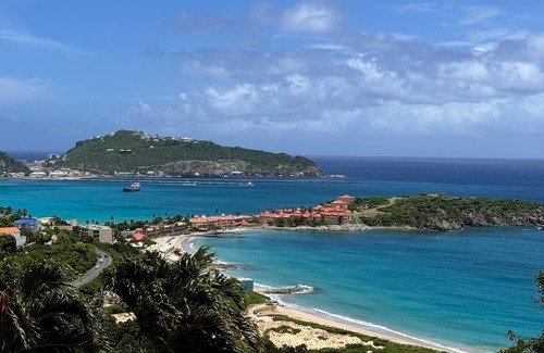 Cay Bay Hill Apartment | View Point Grand Studio: Cozy, Ocean Views, Gentle Breezes, Backup Benerator