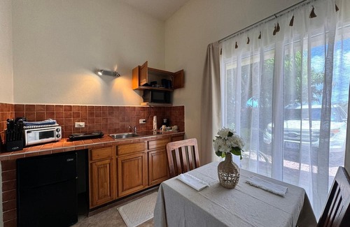 Cay Bay Hill Apartment | View Point Grand Studio: Cozy, Ocean Views, Gentle Breezes, Backup Benerator