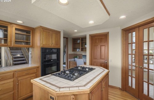 Mount Park House | Cozy 4-bedroom house in tranquil Lake Oswego with AC - great views of Mt. Hood.