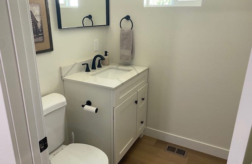 Penryn Cottage | Penryn Farmhouse Cottage located within close proximity to everything.