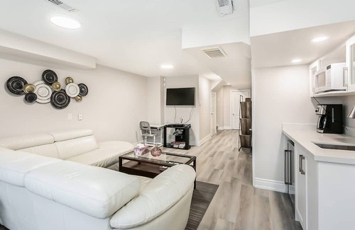Vaughan Bed & Breakfast | Spotless Pet & Smoke Free Home Near Wonderland