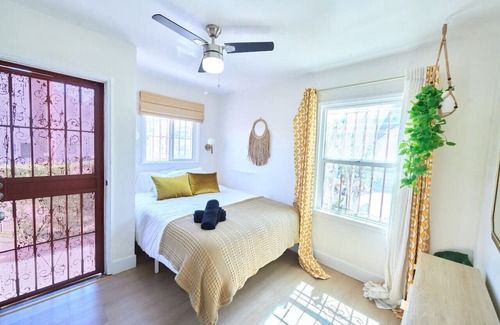 Hollywood Hills West Apartment | Luxury Stylish Apt. On Sunset Blvd Sleeps 6