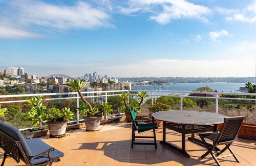 Darling Point Apartment | Elegant Studio with Rooftop Harbour Views