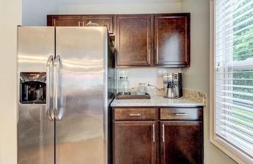 Ogden House | Modern Townhome, Sleeps 6, Mins to Beach, Restaurant, & Shops