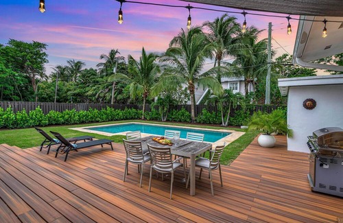 Victoria Park House | Centrally Located Heated Pool Lush Tropical Surrounding Oasis Key Resldences