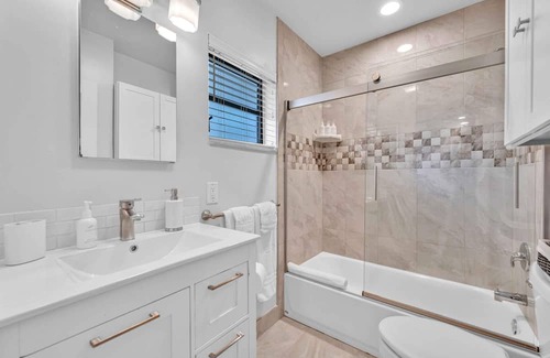 Coral Ridge Apartment | One-bedroom Suite Heated Pool Dock Access Quiet Neighborhood Saltaire Two Resldences