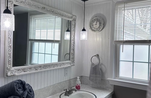 Owosso Apartment | The Middleton - a 6 bed, 3 acre, classy home just minutes from town.