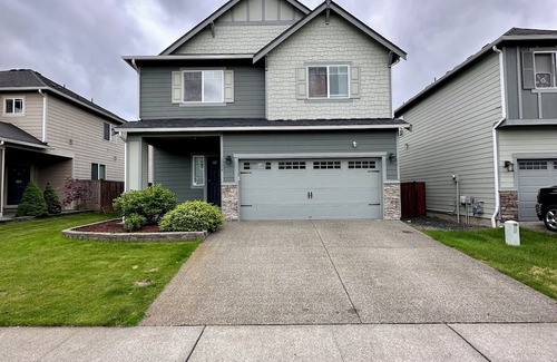 Spanaway House | Mid-Side house located in Spanaway perfect home away from home!