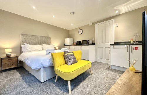 York Cottage | Firs Nook with Parking - a bungalow that sleeps 2 guests in 1 bedroom