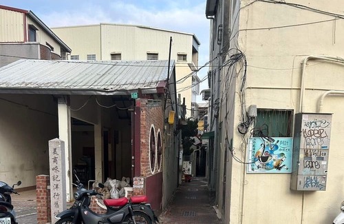 West Central District House | 位於安平觀光區正中心，寵物友善，古堡街122巷8號前有免費停車場，王城路周遭可合法停車