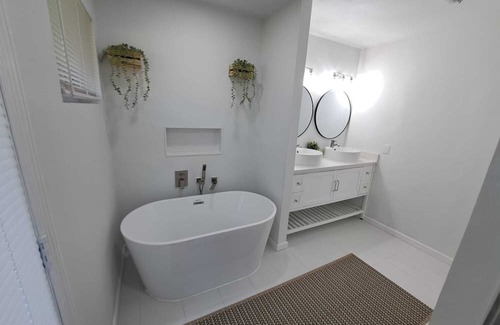 Golden Glades - The Woods Apartment | Comfortable retreat very centrally located in a quiet Neighborhood