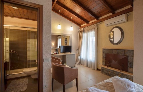 Eptalofos Condo | Eptalofos Guesthouse - Cozy Double Nest with Fireplace