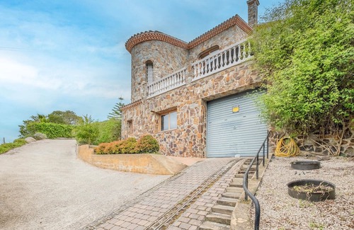Argentona House | Look forward to this spacious and special stone villa with pool.