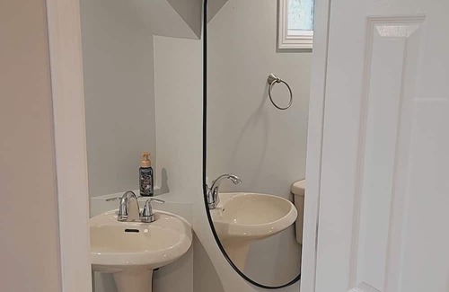 Belleville Apartment | COZY EAST HILL