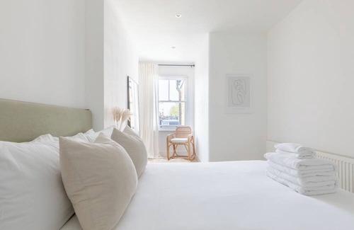 Town Apartment | Sleek Scandi-Inspired 2BD Flat, Fulham