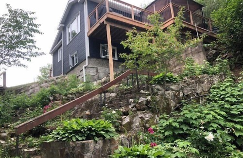 Val-des-Monts House | Entrebleu | Spa avec vue sur le lac