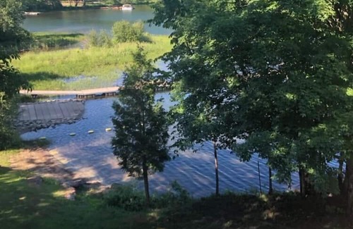Val-des-Monts House | Entrebleu | Spa avec vue sur le lac