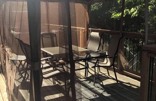 Val-des-Monts House | Entrebleu | Spa avec vue sur le lac