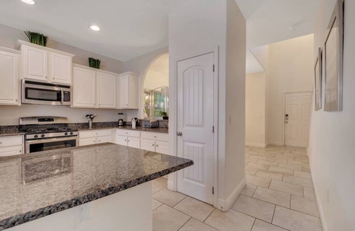 Briargrove Villa | Luxury House - WaterPark Access Private Pool and Jacuzzi