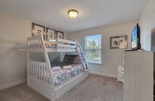 Briargrove Villa | Luxury House - WaterPark Access Private Pool and Jacuzzi