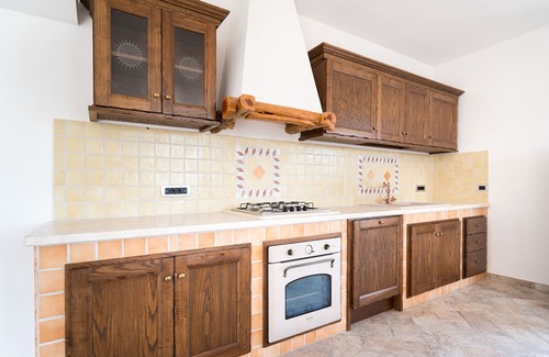 Loculi Apartment | Studio Apartment 'Appartamento 2' with Mountain View, Wi-Fi and Air Conditioning