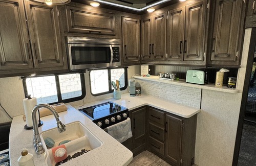 Desert View Village House | Private Cozy Desert Hills 2 BDRM 1.5 BTH RV Stay Mountain Views