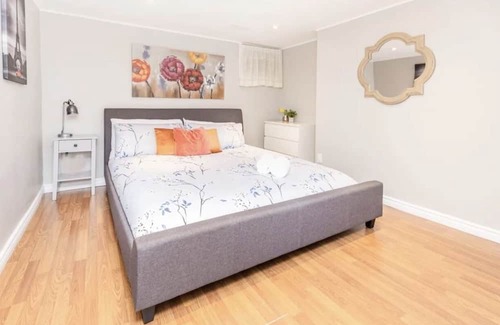 Industrial Park Apartment | Modern 1 Bed Flat - King Bed, Close to Downtown, Shopping, Transit and Via Rail
