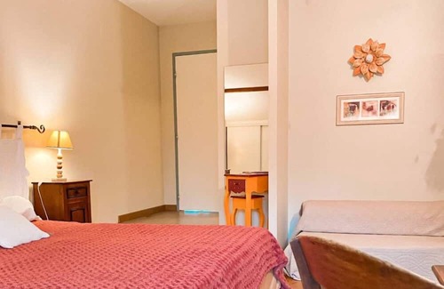 Angoume House | Guest House 'Chambre D'hote Albizia' with Mountain View, Wi-Fi and Air Conditioning