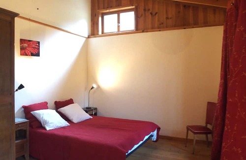 Montjay House | Holiday Home 'Chalet Du Bois D'estève' with Mountain View, Shared Terrace and Wi-Fi