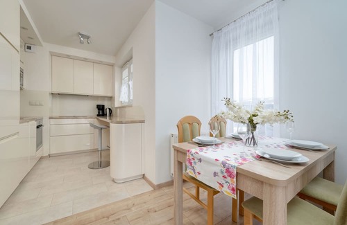 Fabryczna Apartment | Bright Apartment With Balcony by Renters