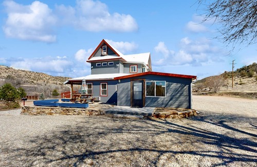 Naturita House | 2-story duplex with mtn views, deck, grill, W/D, & AC