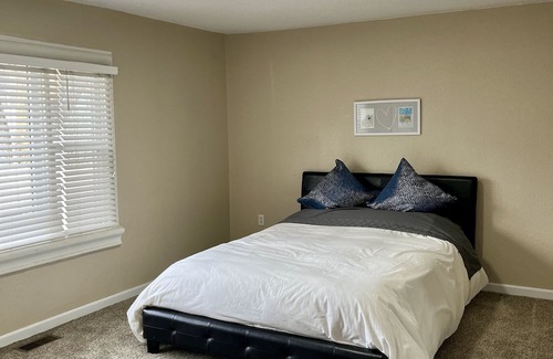 Erie House | Cozy Erie house few steps from waterfront and downtown