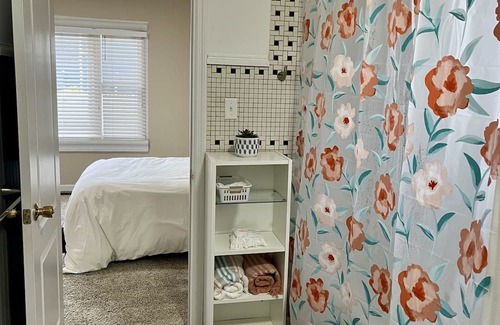 Erie House | Cozy Erie house few steps from waterfront and downtown